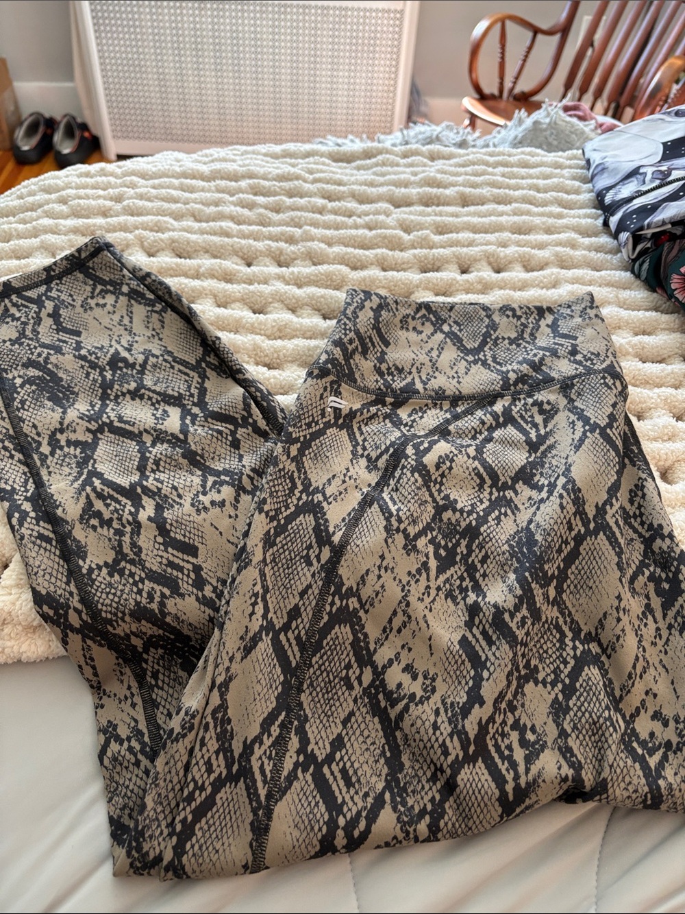 Snake skin print ankle length leggings